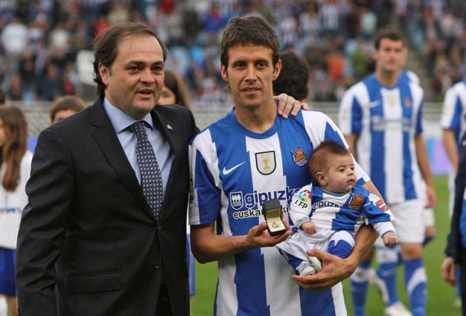 Aperribay presidenteak klubaren urrezko insignia eman zion Mikel Aranbururi. Argazkia: EFE