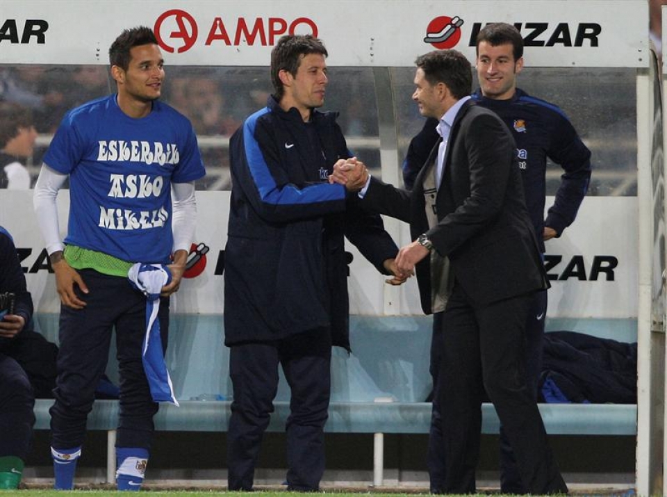 Aranburu Philippe Montanier entrenatzailea agurtzen. Argazkia: EFE