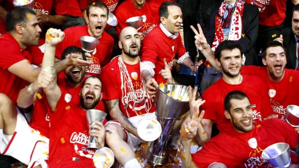 Jugadores del Olympiacos celebran el título. Foto: EFE