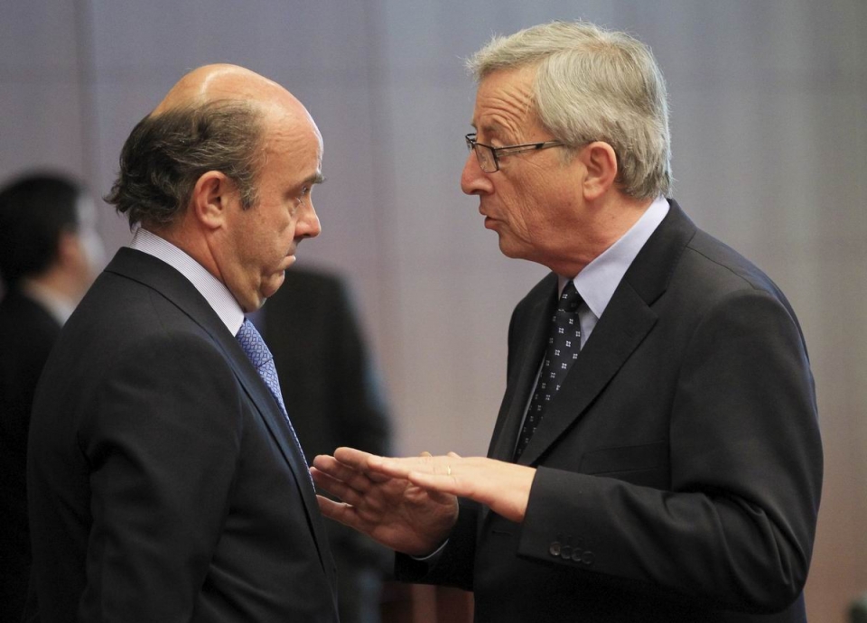 Luis de Guindos Ekonomia ministroa, Jean-Claud Juncker Eurotaldearen presidentearekin.