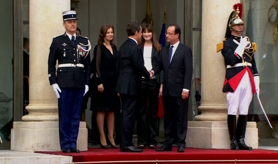 Hollande llega al Elíseo ante la atenta mirada de toda Europa.