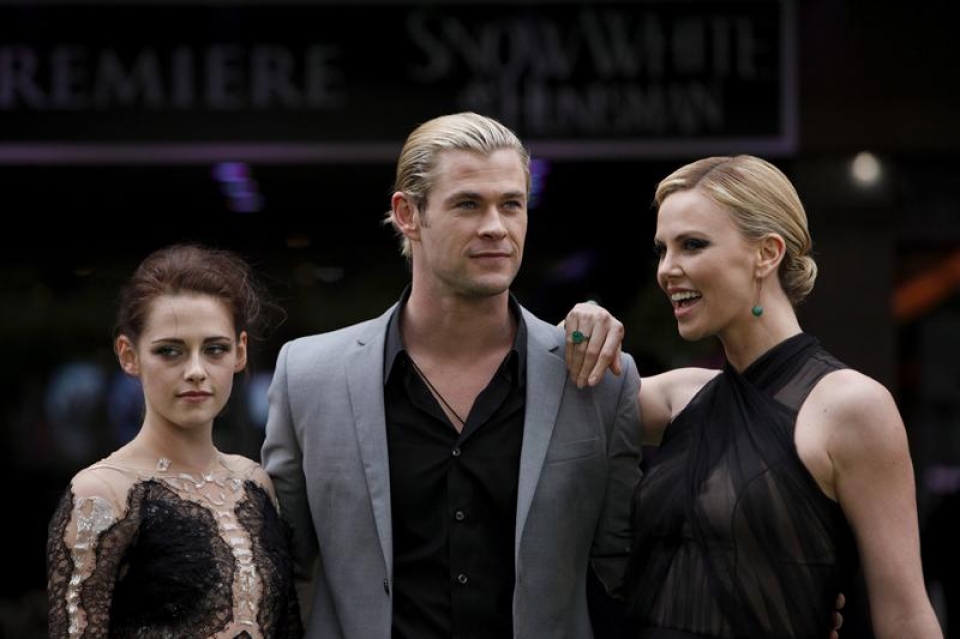 Kristen Stewart, Chris Hemsworth y Chralize Theron, en el estreno en Londres. Foto: EFE