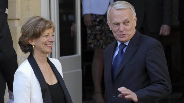 Le nouveau Premier ministre socialiste, Jean-Marc Ayrault, a pris possession mercredi de Matignon.