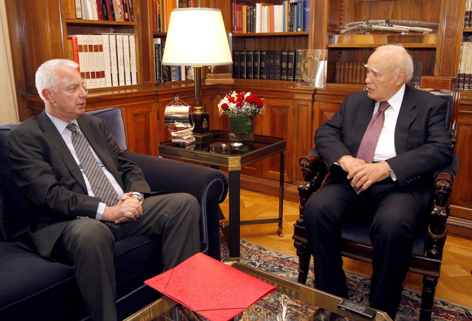 El presidente del Consejo de Estado Panayotis Pikrammenos y el presidente griego Karolos Papulias. 