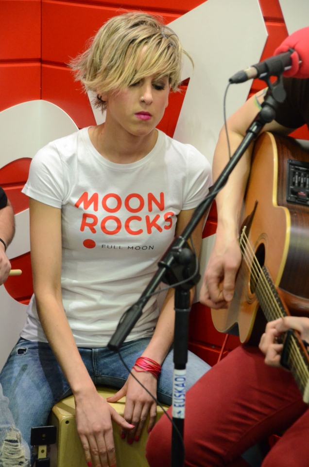 Ainhoa Urretabizkaiarekin solasean aritu da taldea. Argazkia: EITB