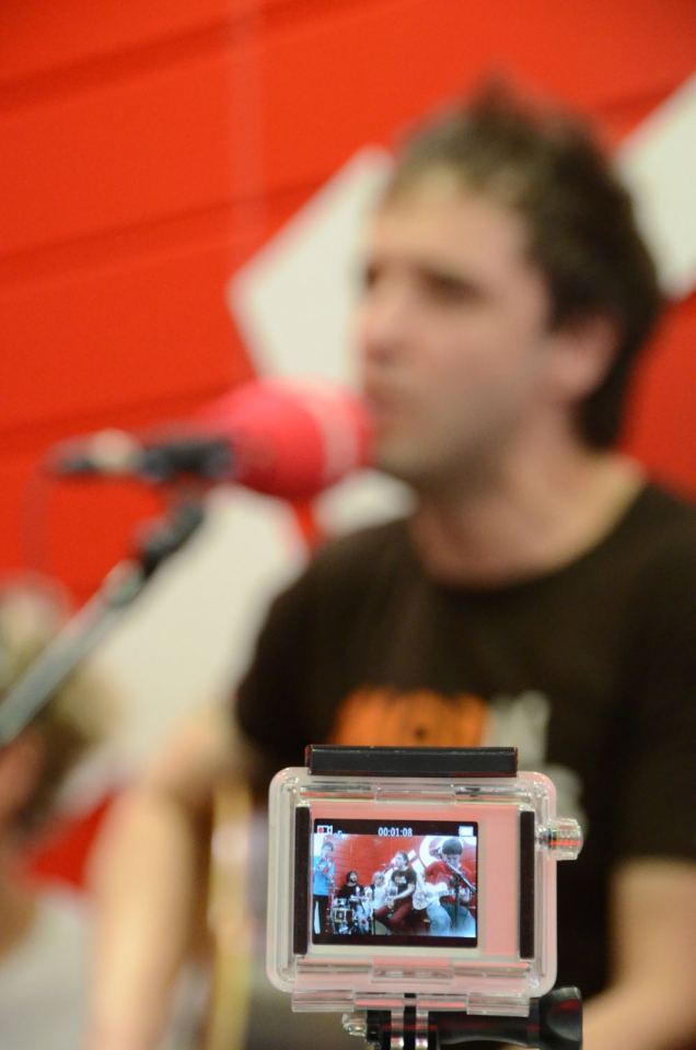 Talde donostiarrak Gaztearen estudioa bisitatu du. Argazkia: EITB