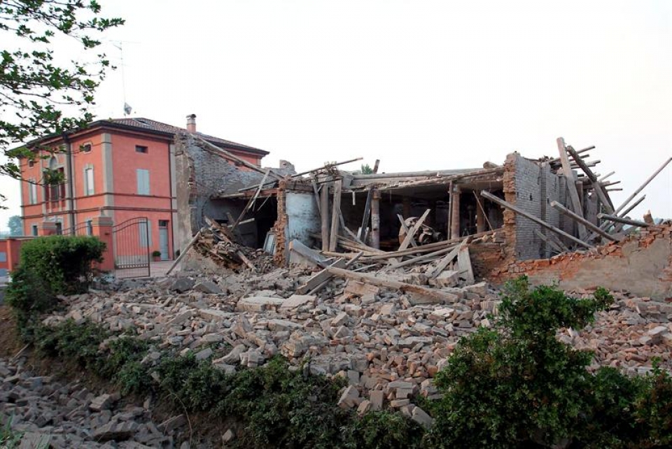 Lurrikara Italian. EFE