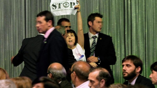 Cuatro jóvenes piden la dimisión de Ares en el Congreso sobre la Memoria