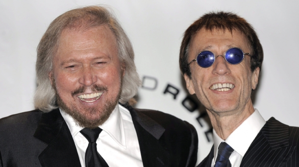 Robin Gibb (derecha), junto a su hermano Barry, miembros de Bee Gees. Foto: EFE