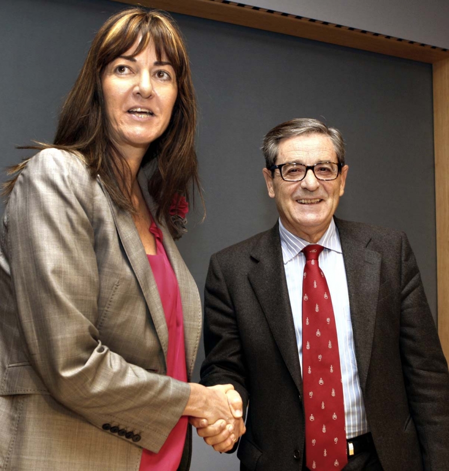 La consejera vasca de Justicia, Idoia Mendia, y el presidente de Kutxabank, Mario Fernández. EFE