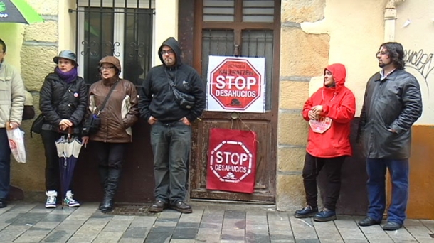 Miembros de Stop Desahucios intentan impedir un desahucio en Irún. Foto: EITB