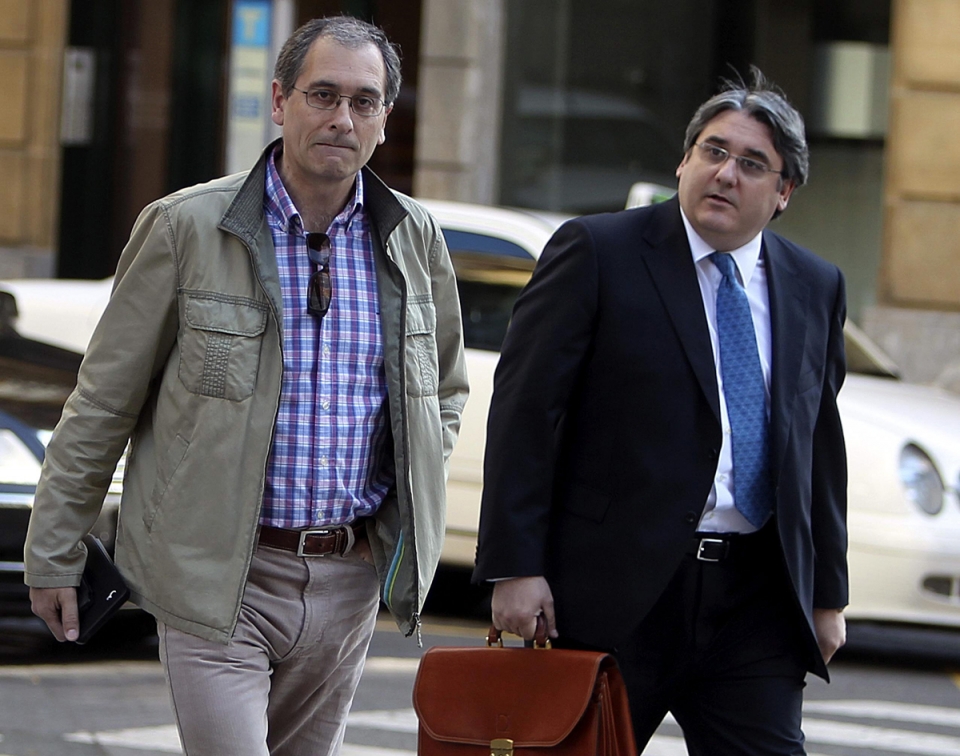 José María Bravo junto a su abogado. Foto: EFE