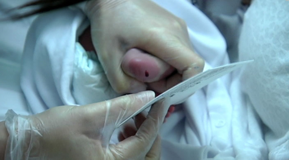 Prueba de talón a un niño recién nacido. Foto tomada de un vídeo de ETB
