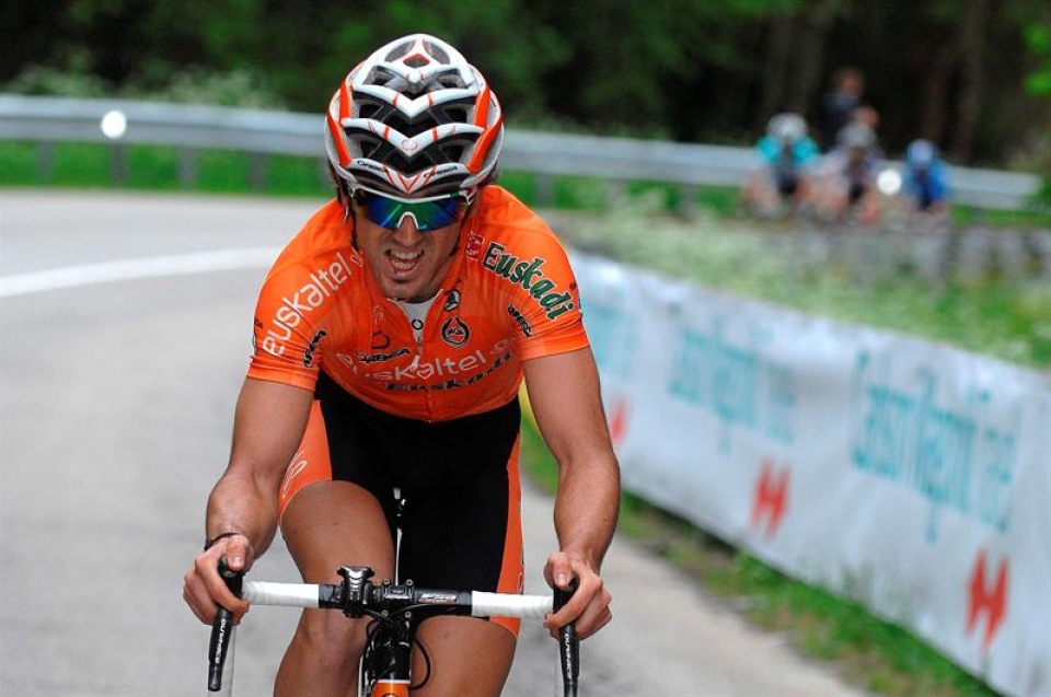 Jon Izagirrek erasoa jo duen unea. Ondoren, 16. etapa irabazteko balio izan dio. Argazkia: EFE