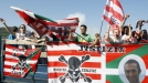 Aficionados del Athletic despiden a los jugadores del Athletic. Foto: EFE title=