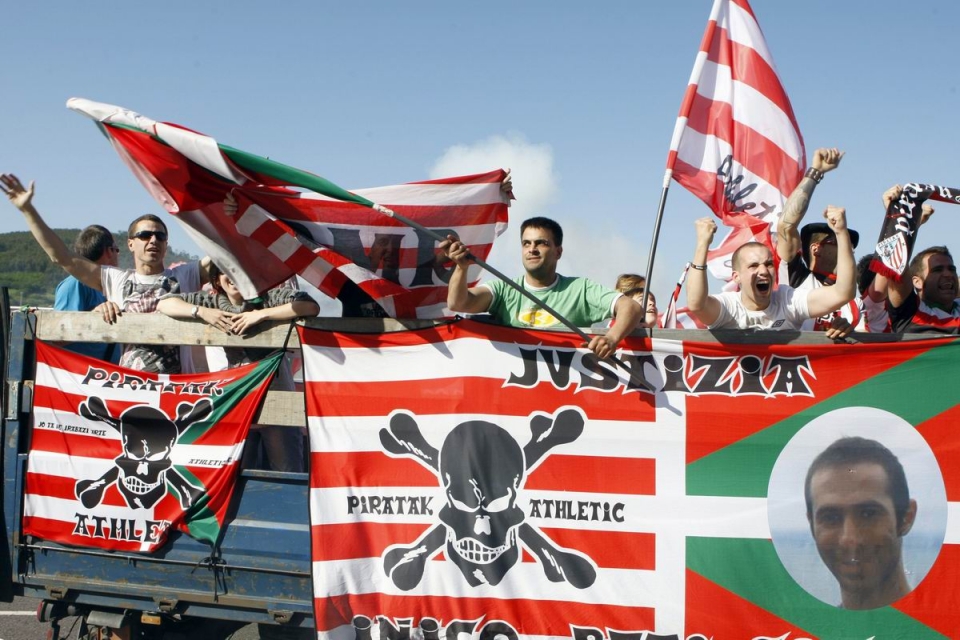 Aficionados del Athletic despiden a los jugadores del Athletic. Foto: EFE