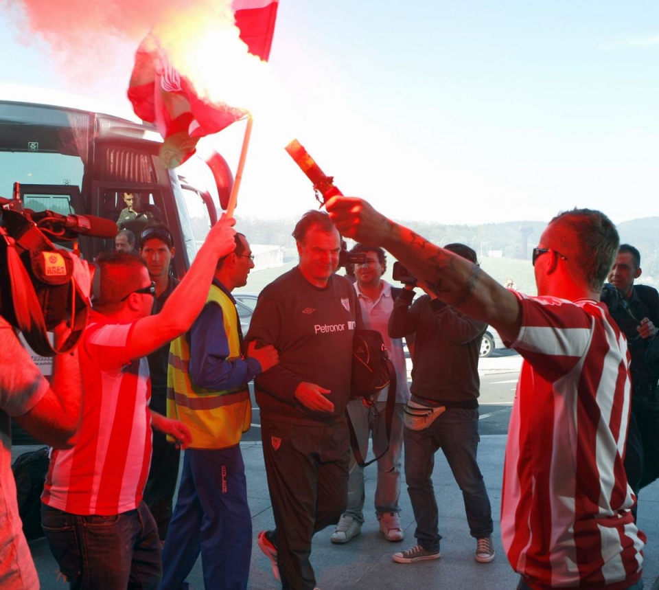 Aficionados del Athletic despiden a los jugadores del Athletic. Foto: EFE