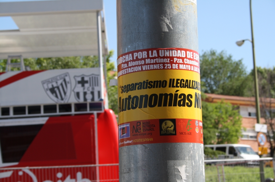 Una pegatina anuncia la manifestación ultraderechista de mañana por las calles de Madrid. Foto: eitb.com