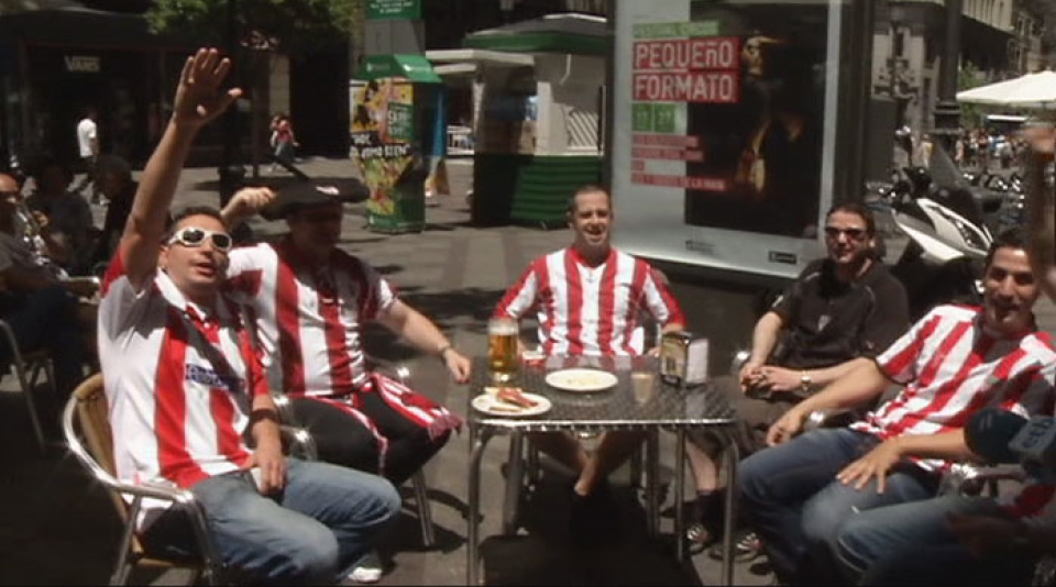 Aficionados del Athletic en una terraza de Madrid. EITB