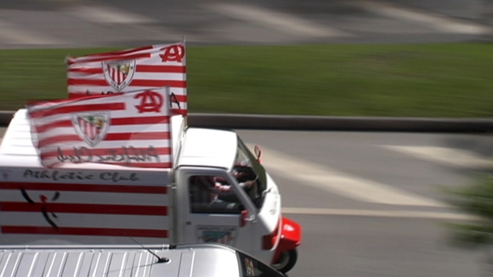 Un isocarro con las banderas del Athletic.