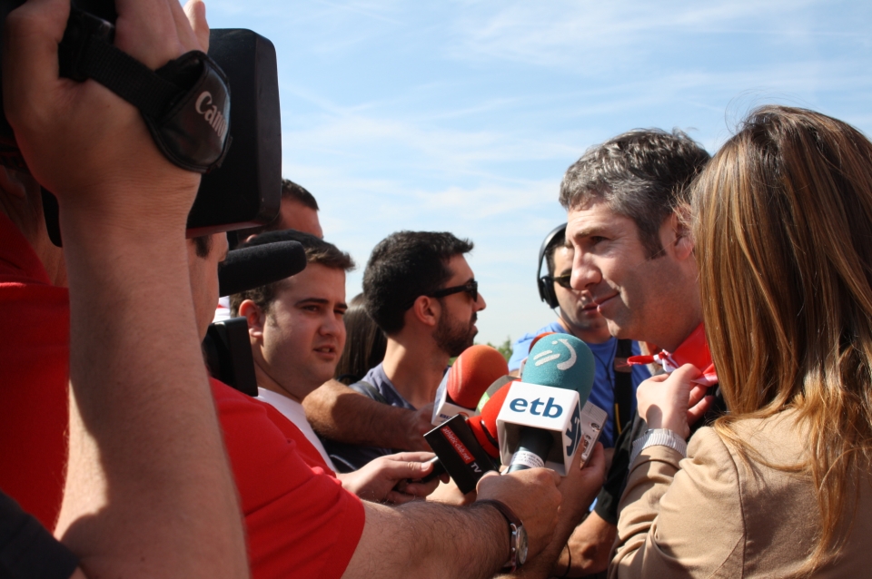 Josu Urrutia atiende a los medios en Athletic Hiria horas antes del partido. Foto: eitb.com