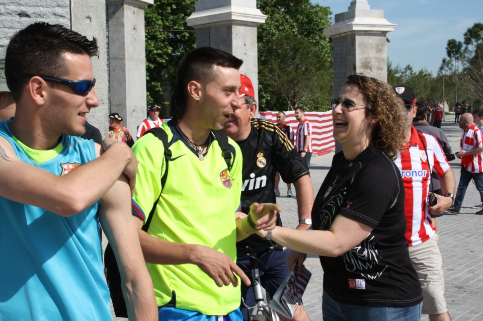 Gran ambiente en Athletic Hiria, con aficionados del Barcelona, horas antes del partido. Foto: eitb.com