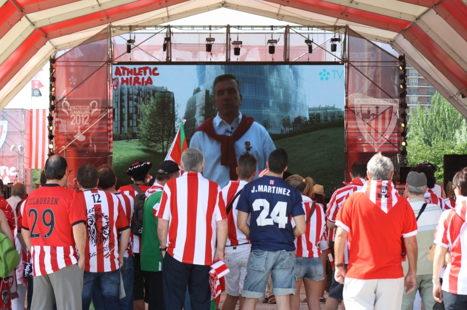Gran ambiente en Athletic Hiria horas antes del partido. Foto: eitb.com