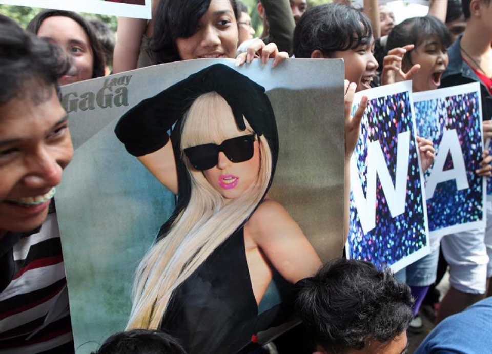 Jarraitzaile ugarik egin diote ongietorria Lady Gagari. Argazkia: EFE