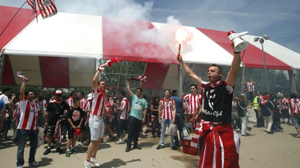 Aficionados y aficionadas del Athletic, en la Athletic Hiria de la final de 2012. Foto: EFE.