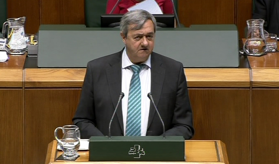 El consejero de Economía del Gobierno Vasco, Carlos Aguirre, en el pleno sobre fiscalidad. EITB