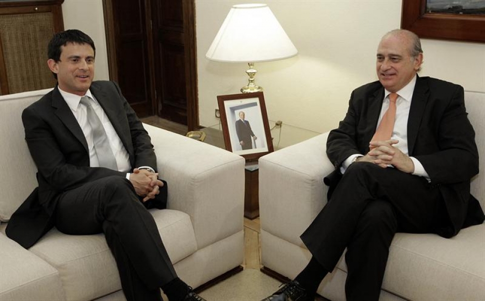 Manuel Valls con su homólogo español, Jorge Fernández Díaz. EFE