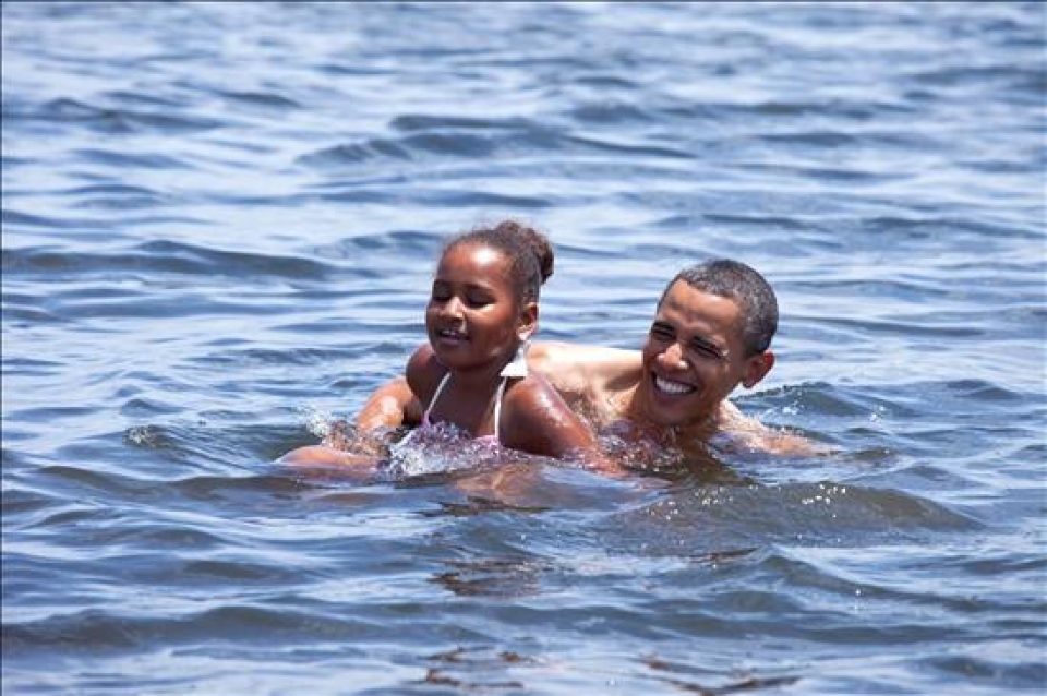 Obama se da un baño con su hija Foto: EFE
