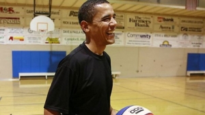 Barack Obama se pone los cortos y juega uno de sus deportes favoritos, el baloncesto. Foto: Efe