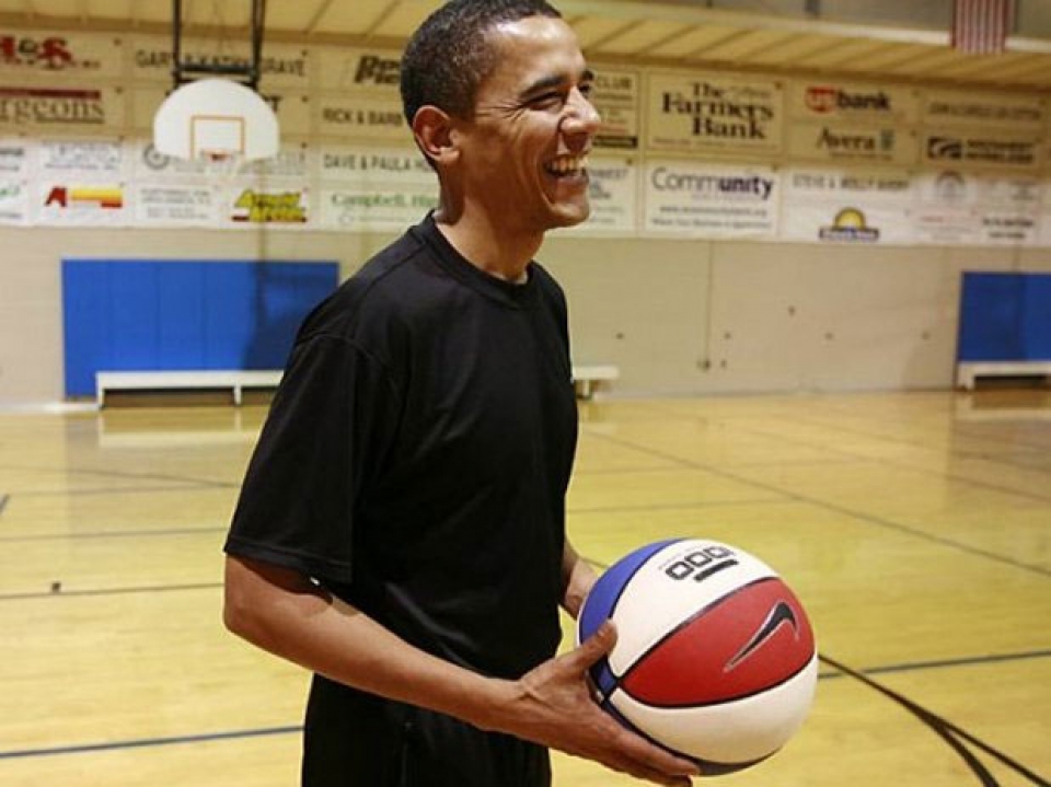 Barack Obama se pone los cortos y juega uno de sus deportes favoritos, el baloncesto. Foto: Efe