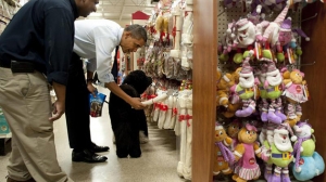 Obama se toma un respiro y pasa la tarde de compras con su perro Foto: Efe