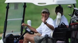 Obama juega al golf Foto: Efe