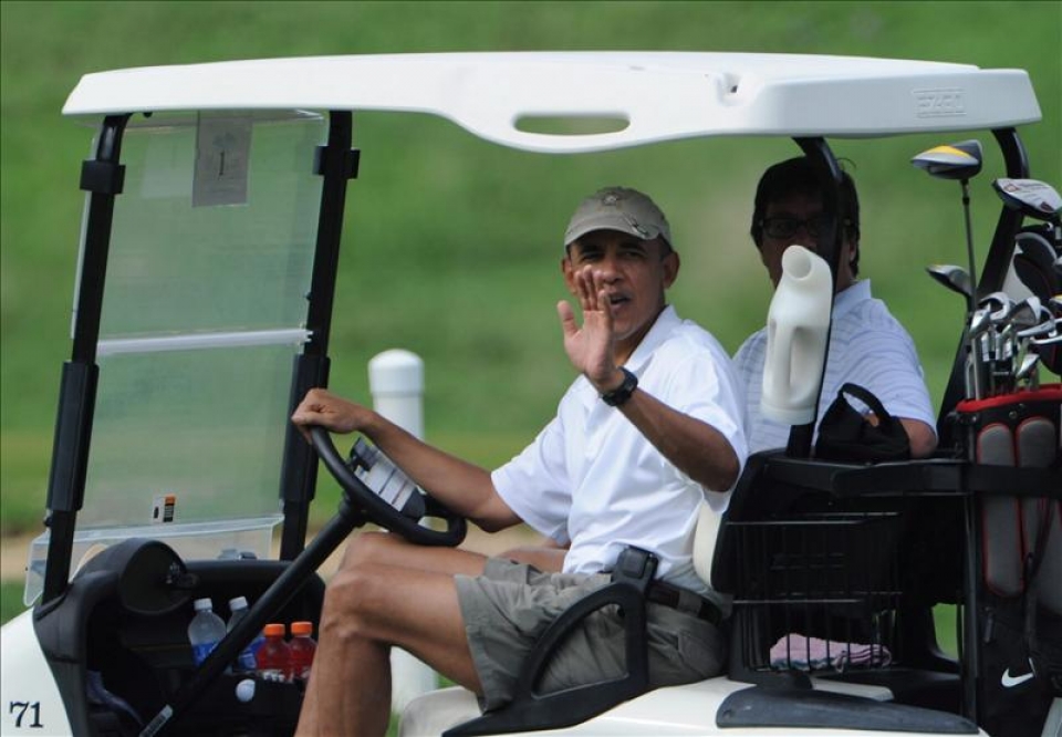 Obama juega al golf Foto: Efe