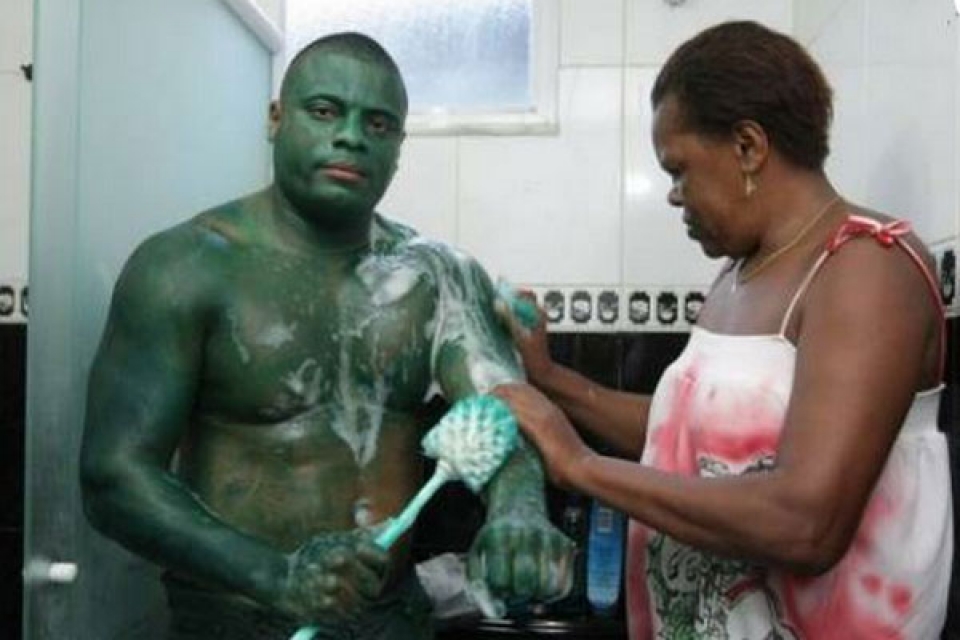 Paulo Henrique dos Santos, intentando deshacerse de la pintura verde. (Foto: diariopanorama.com)