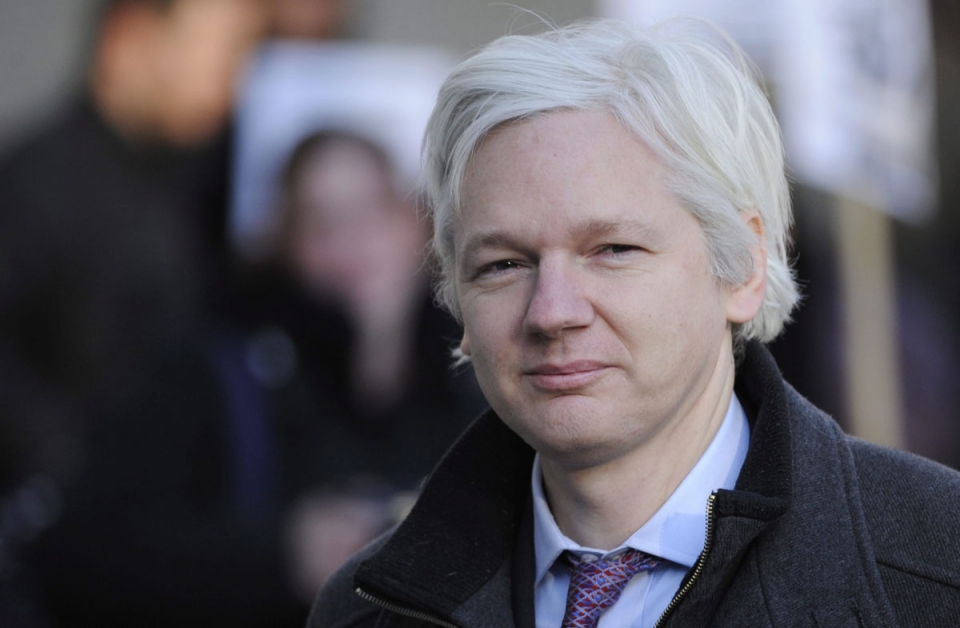 Julian Assangek babes politikoa eskatu du Ekuadorren