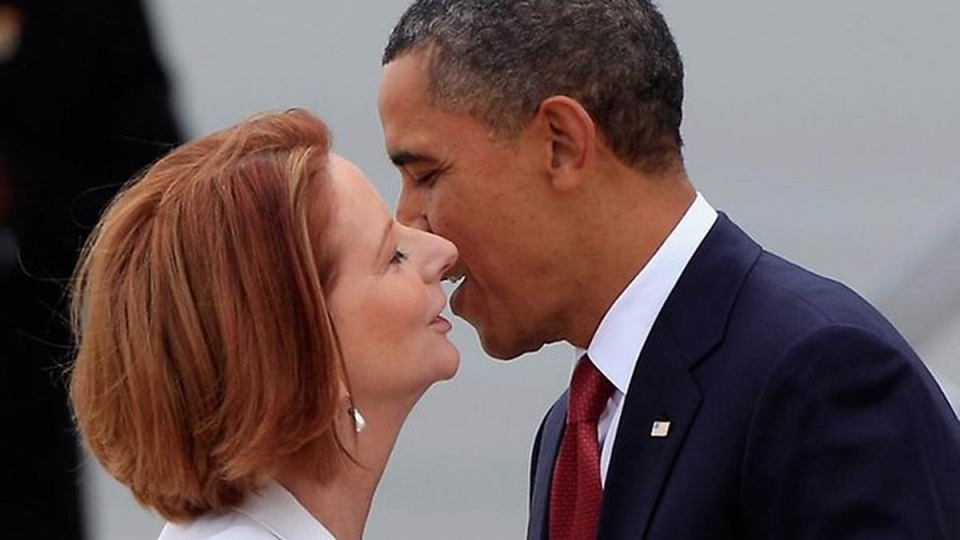 11/2011. Obama y la primera ministra de Australia, Julia Gillard, se besan durante la visita del presidente de EE.UU. a Canberra. Foto: EFE
