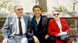 Barack Obama, estudiante adolescente en Honolulu, con sus abuelos  Foto: Efe
