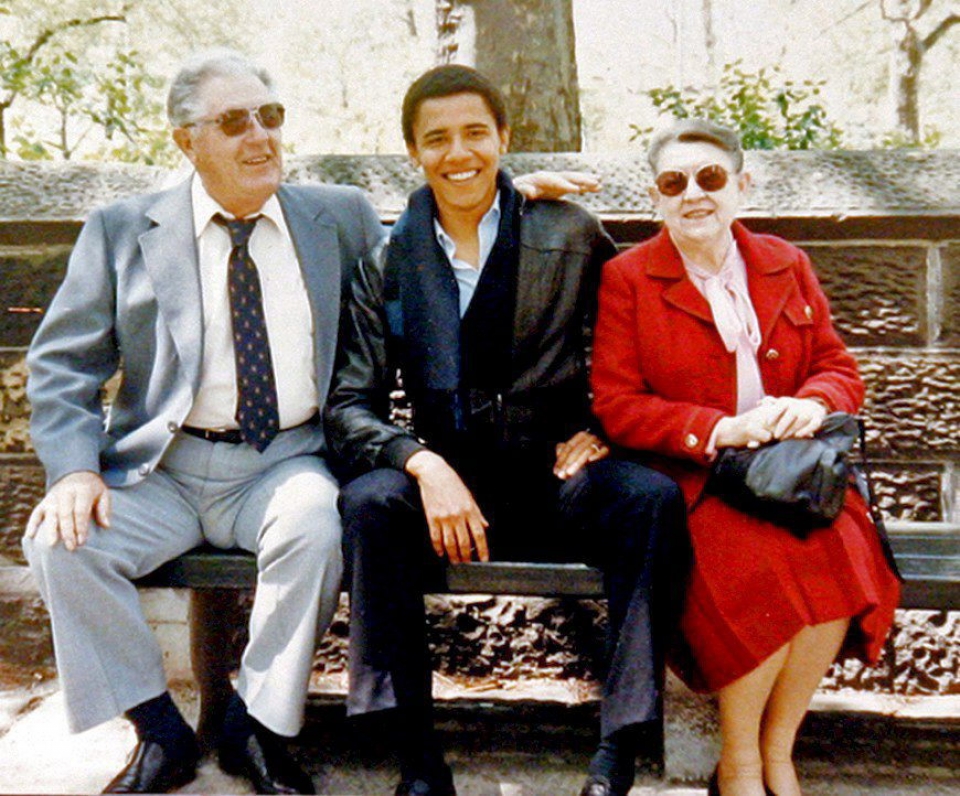 Barack Obama, estudiante adolescente en Honolulu, con sus abuelos  Foto: Efe