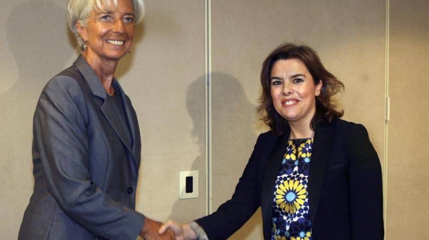 La vicepresidenta, Soraya Saenz de Santamaria (d), con la directora del FMI, Christine Lagarde. EFE