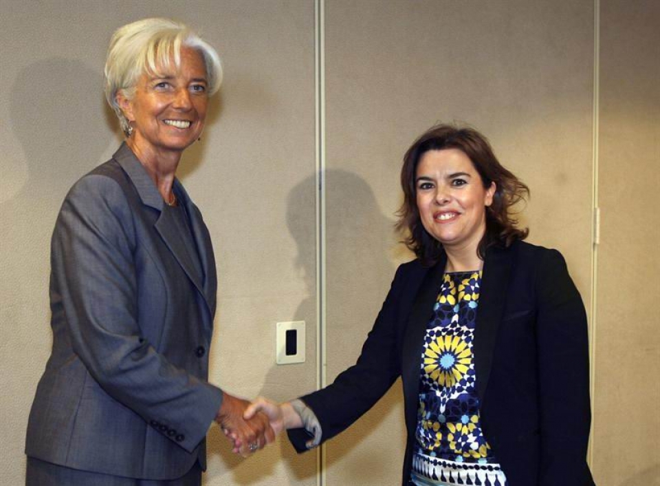 La vicepresidenta, Soraya Saenz de Santamaria (d), con la directora del FMI, Christine Lagarde. EFE
