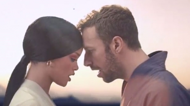 Rihanna, junto a Chris Martin de Coldplay. Foto: EITB