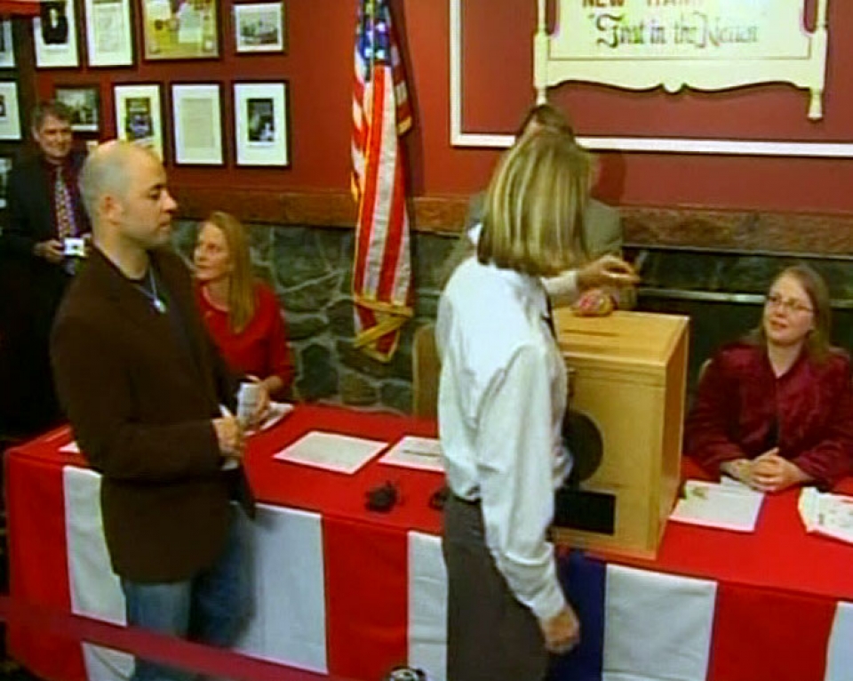 Una ciudadana ejerce su derecho a voto en New Hampshire en las elecciones de 2008. EITB
