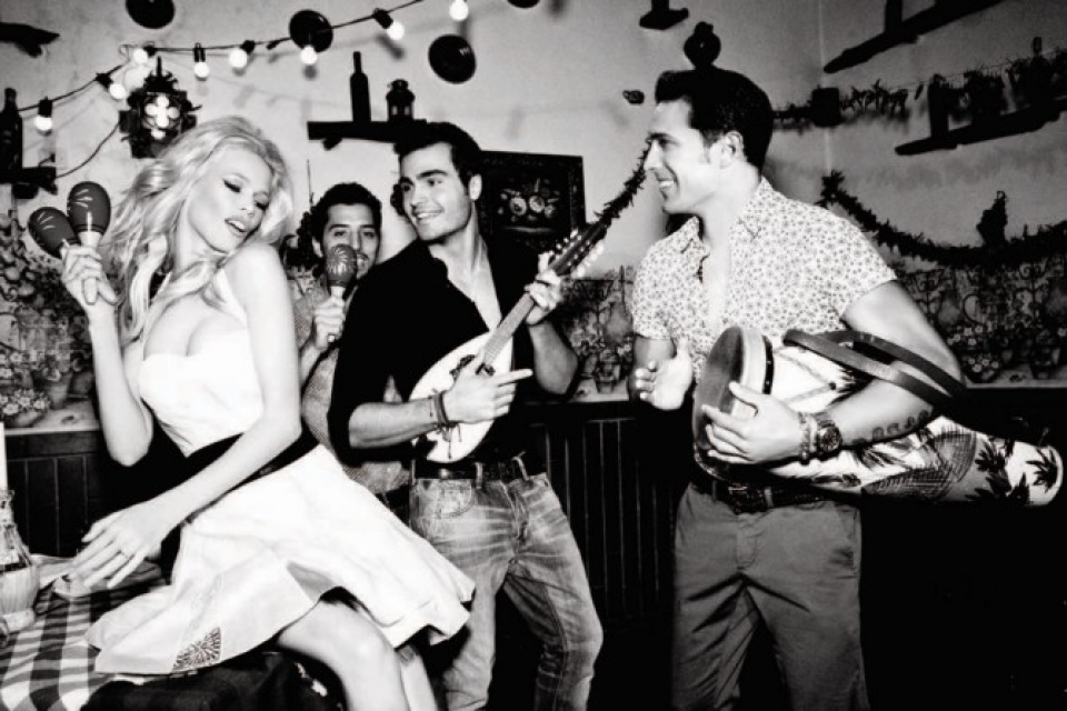 Claudia Schiffer. Argazkia: Guess