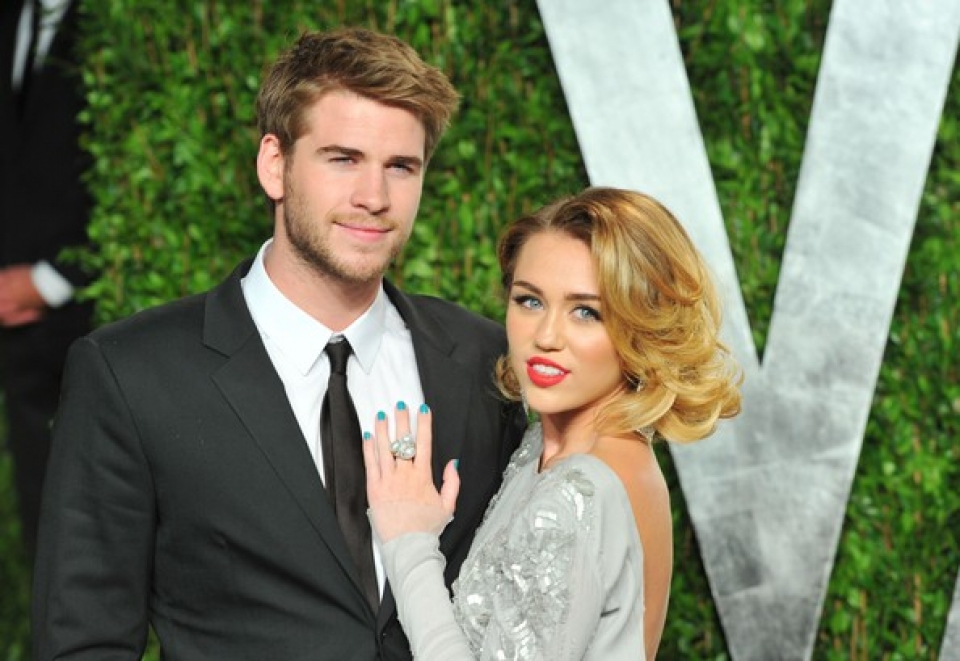 Liam Hemsworth y Miley Cyrus, en la fiesta de Vanity Fair, tras la última edición de los Oscar, EFE