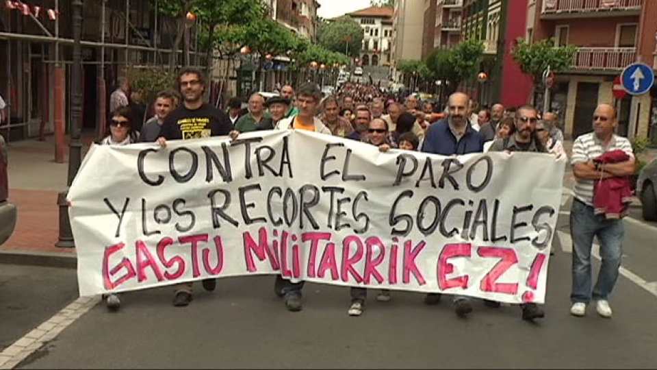 Cientos de personas han participado en la marcha contra los recortes. Foto: EITB