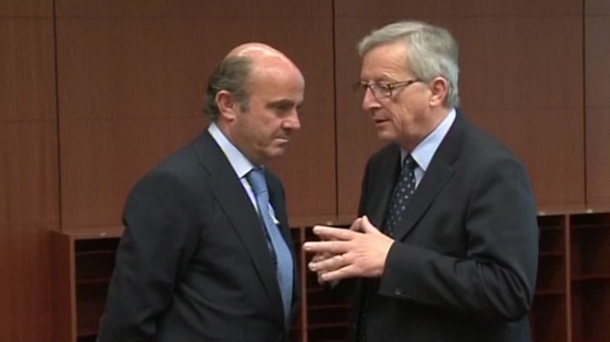 Spanish Economy Minister Luis de Guindos and Eurogroup chairman Jean-Claude Juncker. Photo: EFE